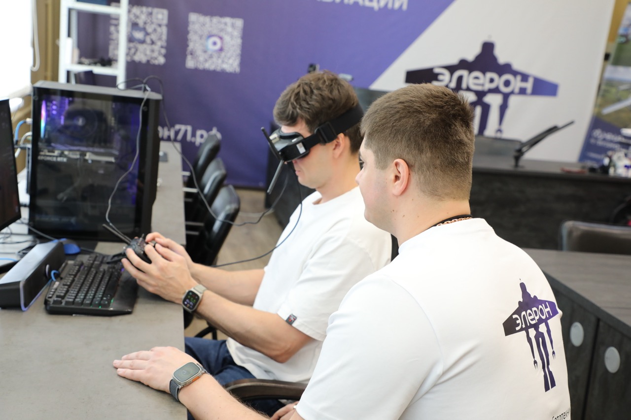 Практика управления FPV-дроном на тренажёре