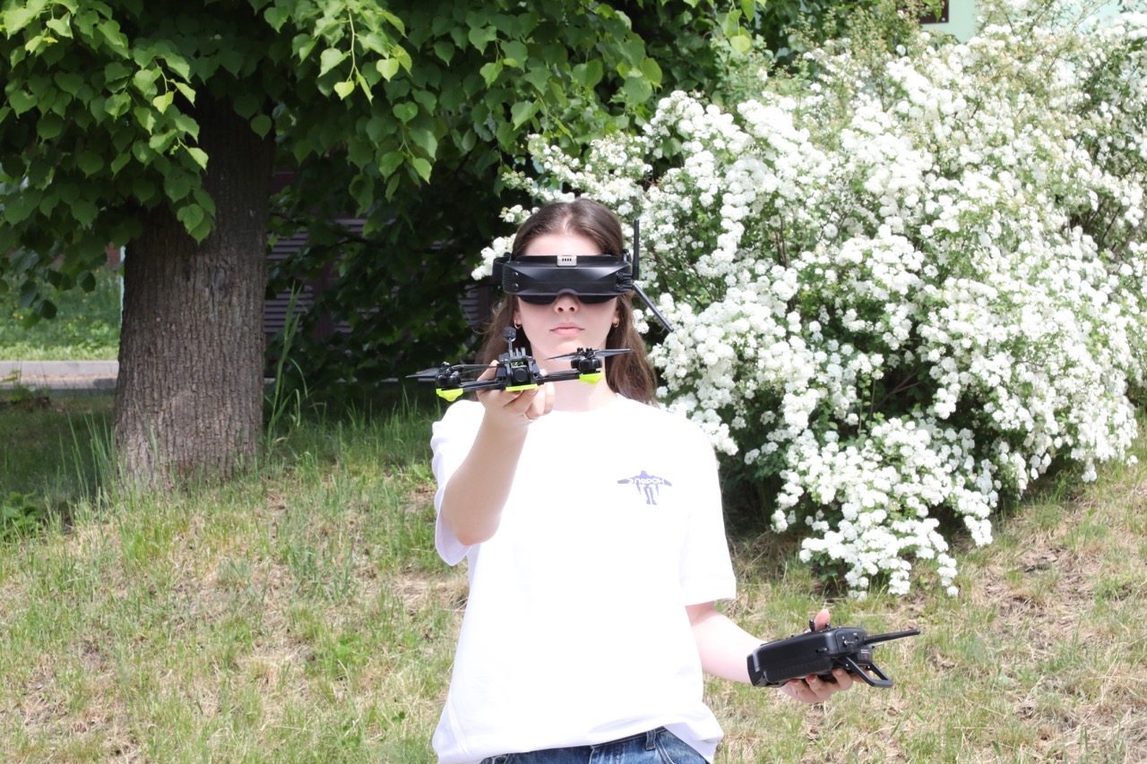 Практическое управление FPV-дроном на открытой площадке